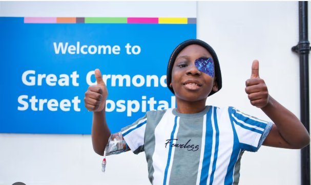 Nathaniel at Great Ormond Street Hospital, two thumbs up
